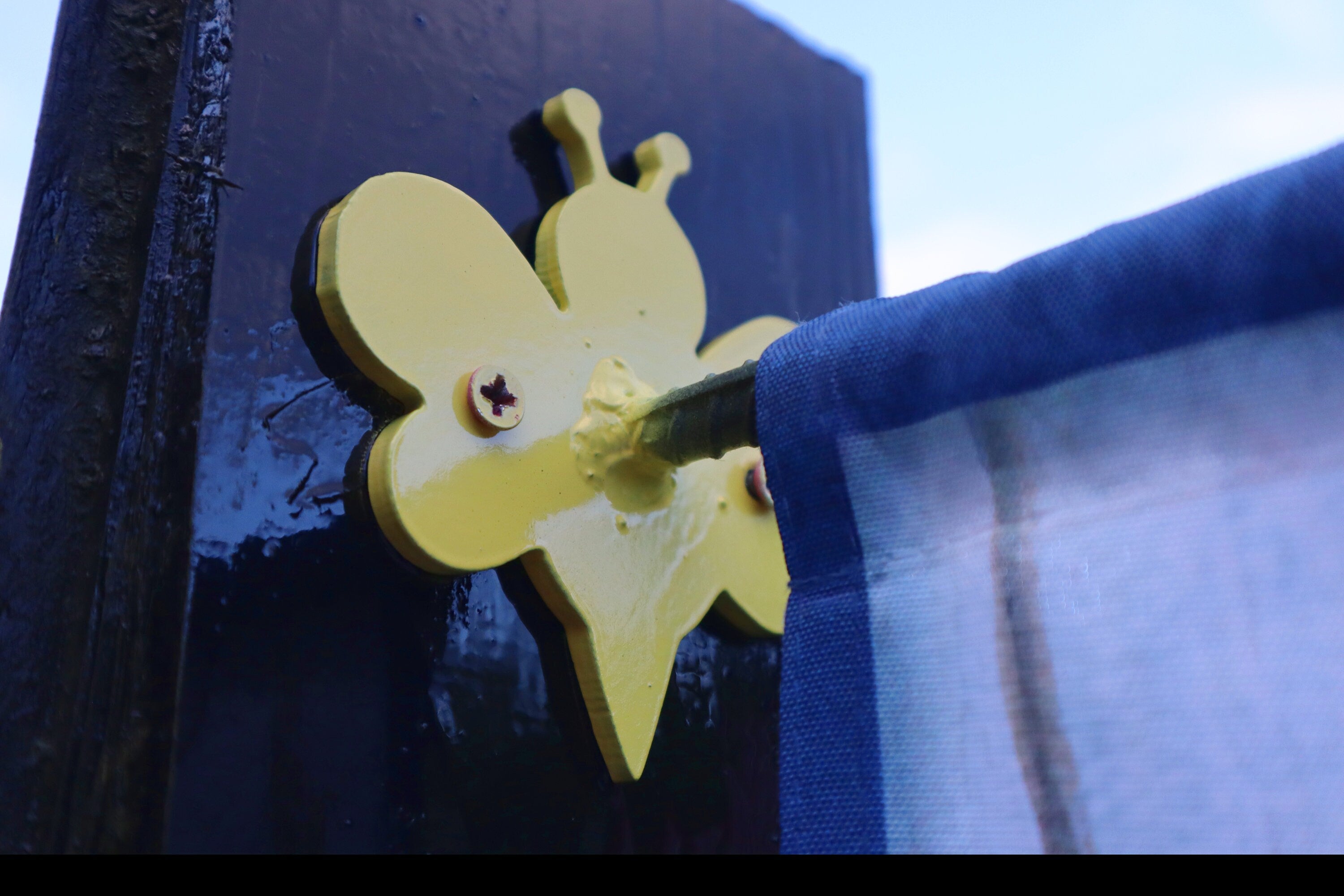 Bee-tiful Mini Flag Holder, Garden Flag Holder, Wall Mounted Flag Holder Hook