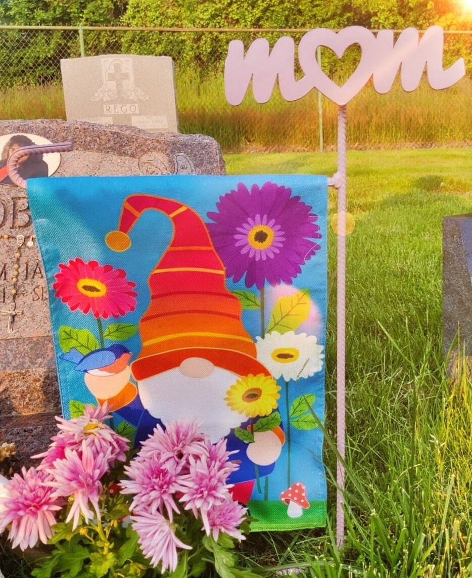 Remembrance of MoM, Memorial Grave Markers. Heart Memorial Stake, Memorial Stake, Decoration for Mom, Cemetery Outdoors (Mom Style)